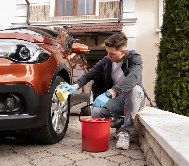 Lavage auto à domicile Sainte-Verge : professionnel intervenant sur un véhicule